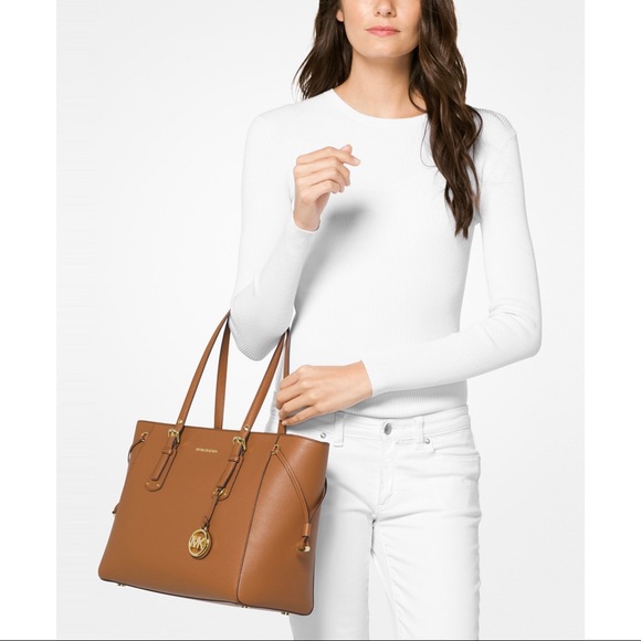 Michael Kors Voyager Medium Crossgrain Tote - Picture 4 of 8